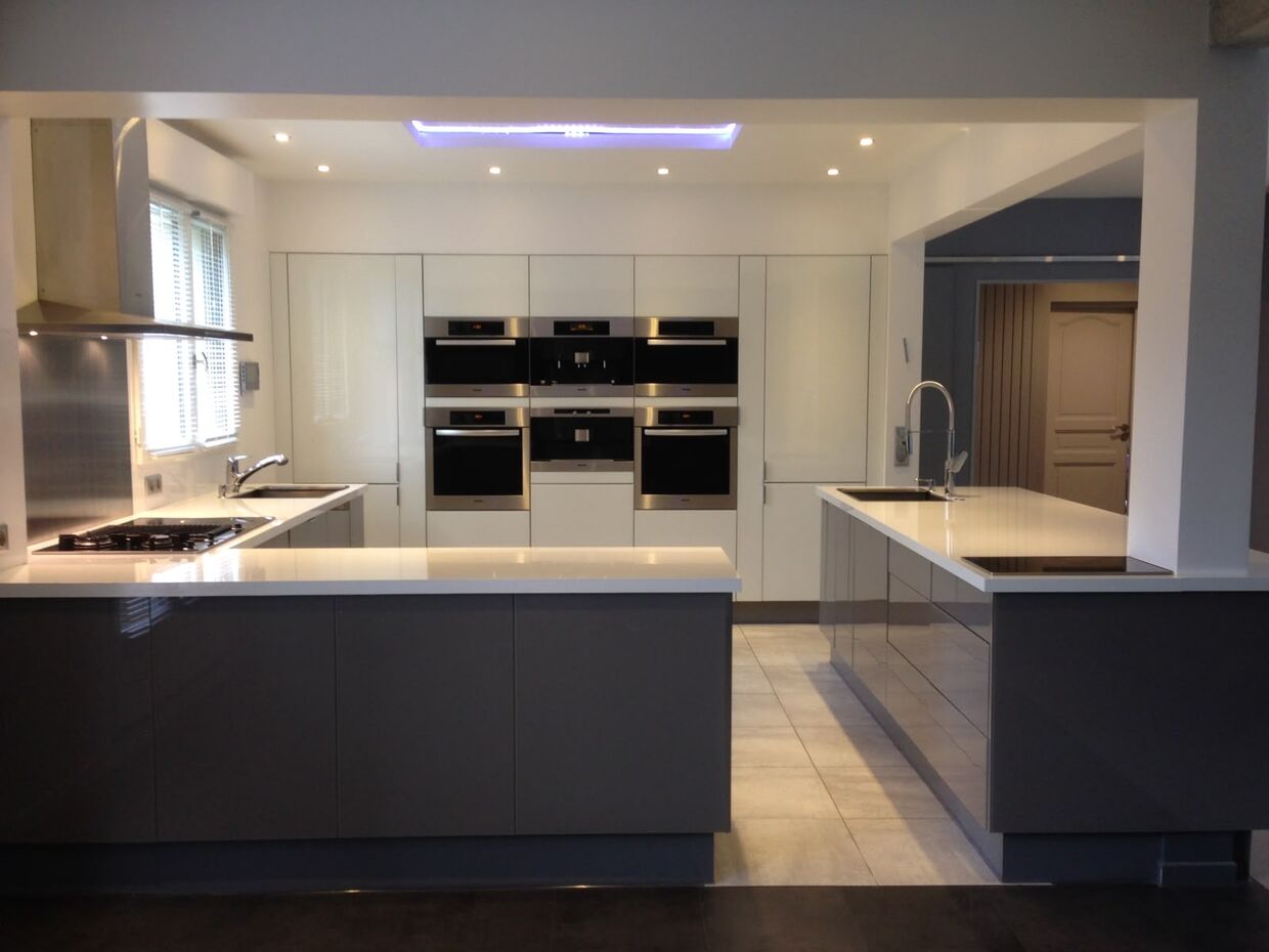 Cuisine ouverte avec îlot après rénovation — VBS Bâtiment à Fontenay-sous-Bois