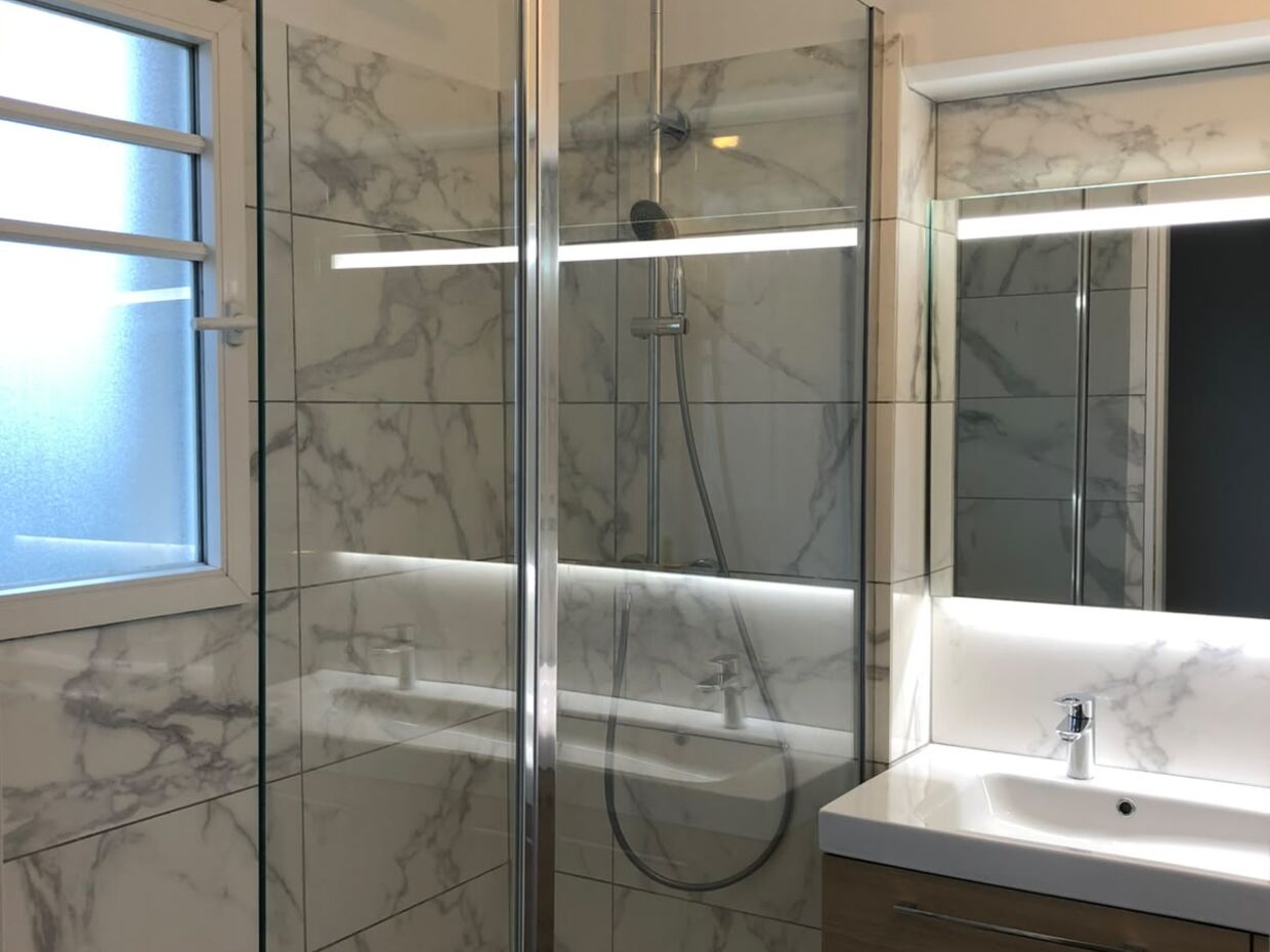 Salle de bain rénovée en carrelage effet marbre — VBS Bâtiment à Fontenay-sous-Bois