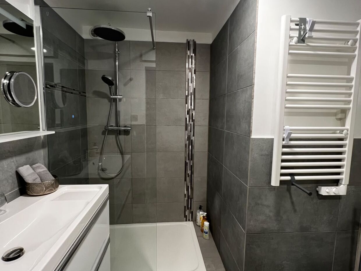 Salle d’eau avec douche à l’italienne et meuble suspendu — VBS Bâtiment à Fontenay-sous-Bois